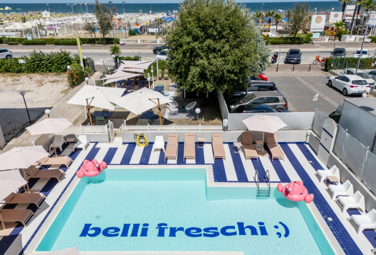 media.piscina-e-vista-mare