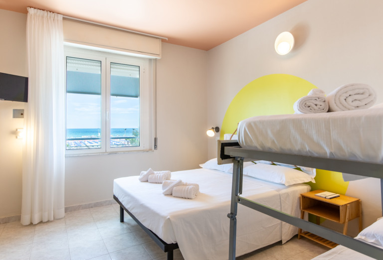 media.camera-vista-mare-con-castello